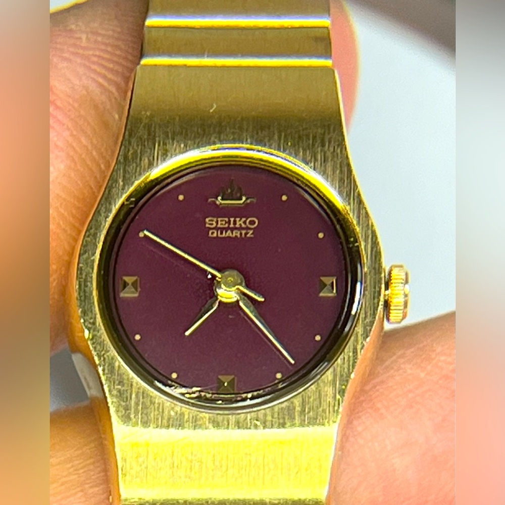 Seiko Quartz Watch Classic Gold and burgundy Tone 2Y01-030 ladies Watch